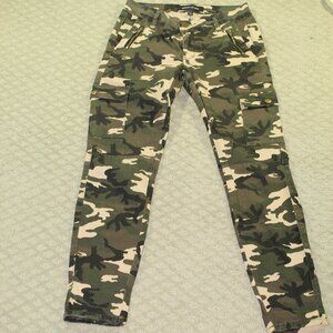 NWOT Ashley Mason Women's 7 / 28 Skinny Camo Cargo Pants with Zipper Pockets